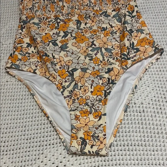 Cupshe Elodie Ditsy Floral Smocked Frill One Piece Swimsuit - Picture 4 of 13